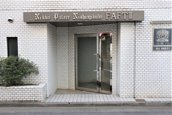 白いタイル張りの外観