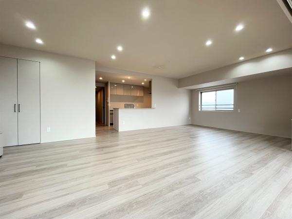 リビングダイニング。南面バルコニーと東面窓の２面採光。