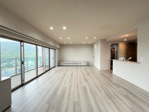 リビングダイニング。南面バルコニーと東面窓の２面採光。