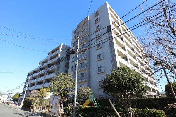 グレー・ベージュのタイル張りでシックな外観