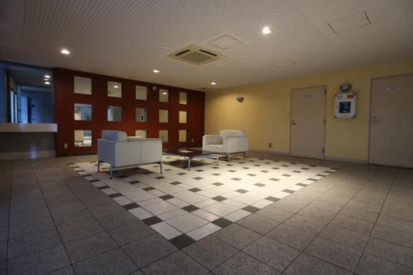 グレー・ベージュのタイル張りでシックな外観