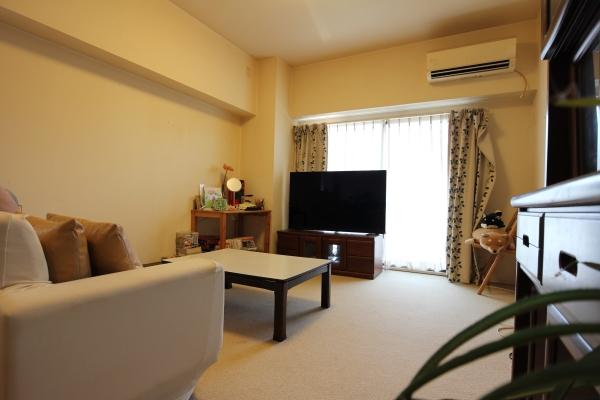 東側の出窓からも採光が取れており、開放的な室内空間です。