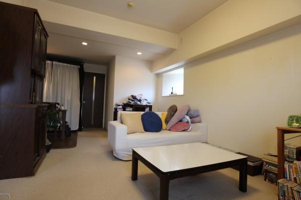 東側の出窓からも採光が取れており、開放的な室内空間です。