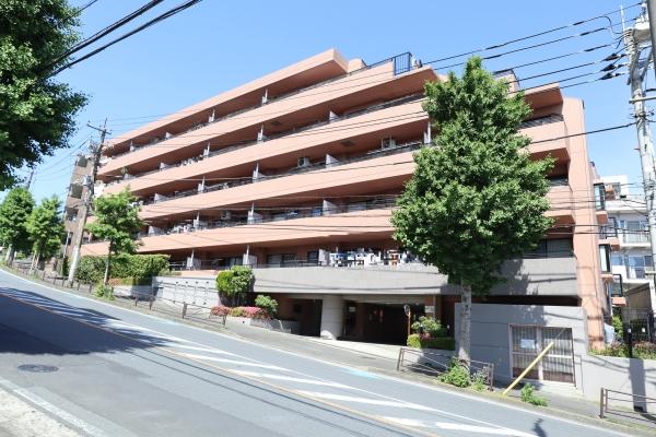 並木通り沿いにある優雅なフォルムの外観です。