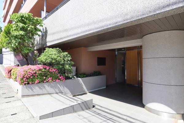 花木、草花で彩られたエントランス