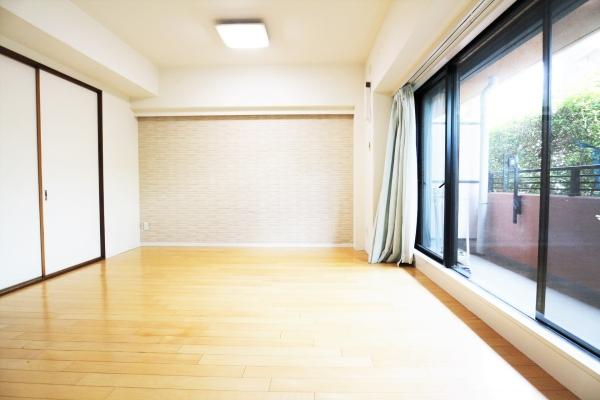 花木、草花で彩られたエントランス