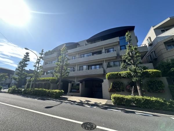 前面の緑が印象的な外観