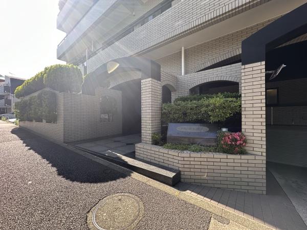 前面の緑が印象的な外観