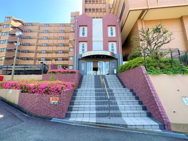 マンション玄関口のエントランス。スロープもあります。