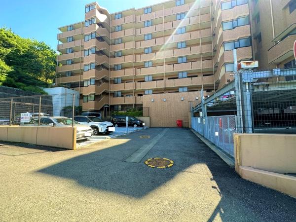 マンション玄関口のエントランス。スロープもあります。