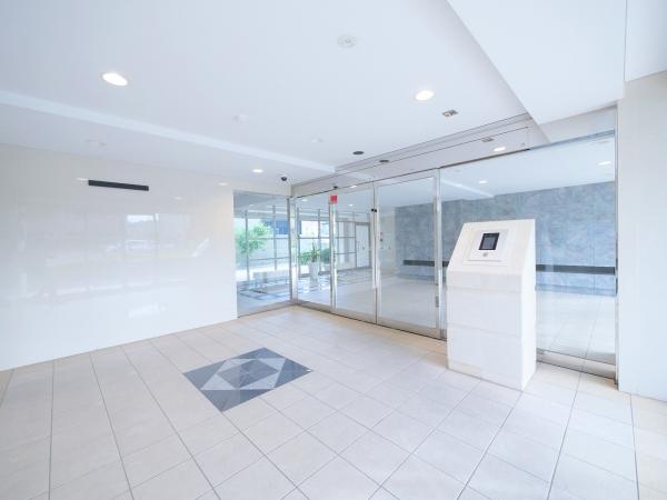 防犯面にも配慮され、ガラス張りで明るさと見通しの確保されたエントランス。