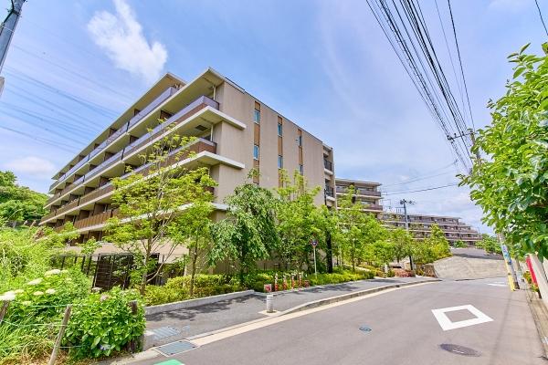 あざやかな緑に囲まれた、豊かな自然を感じられる立地