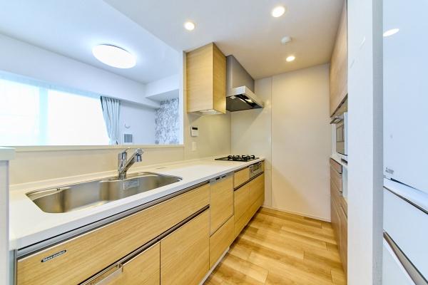 大きな窓から光をたっぷりと取り込む家族団らんのリビング