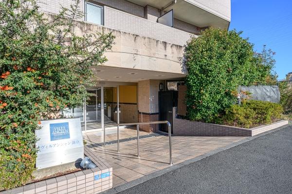 マンションへのアプローチはスロープになっており、ベビーカーでも出入りしやすいです