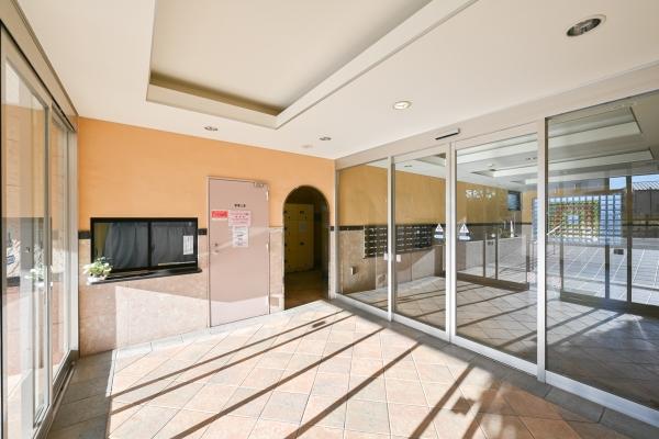マンションへのアプローチはスロープになっており、ベビーカーでも出入りしやすいです