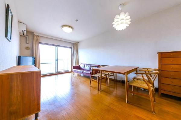 陽光が差し込む、明るい空間。ご家族皆様でゆったりとお寛ぎいただけます。