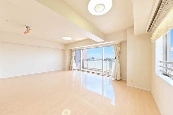 明るく、眺望良好なリビングダイニング（南東・南西側に窓あり）