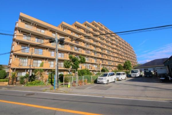 南西側から見た外観