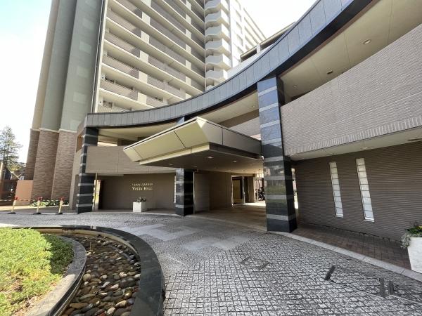 荷物の積み下ろしに便利な車寄せ付きエントランス