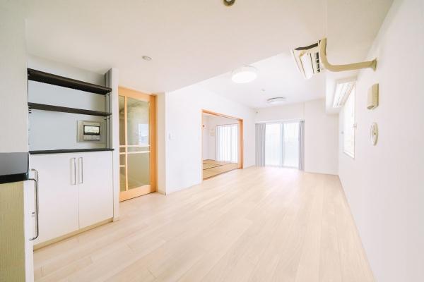 リビングダイニングは約13.5帖の広々とした空間です　CGで作成したリフォームイメージです