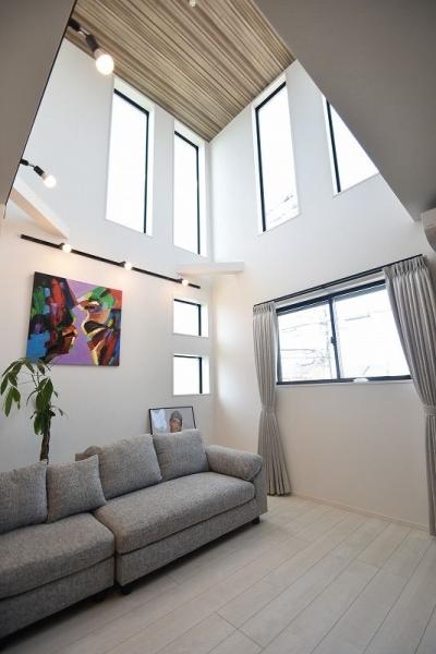 吹き抜けのあるリビングダイニング