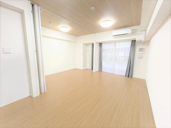 約10.1帖のリビングダイニングと隣接する約4.8帖の洋室1（ＣＧで作成したリフォームイメージです）