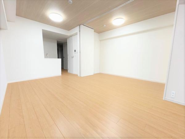 約10.1帖のリビングダイニングと隣接する約4.8帖の洋室1（ＣＧで作成したリフォームイメージです）