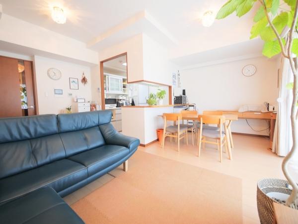 対面カウンターキッチンに面したリビングダイニングでご家族の会話も弾みます