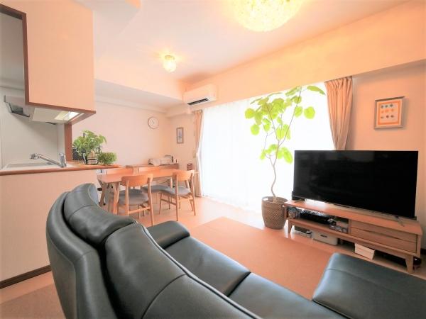 対面カウンターキッチンに面したリビングダイニングでご家族の会話も弾みます