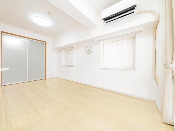 ３か所に窓が設置されているリビングダイニングになります。（CG加工したリフォームイメージです）