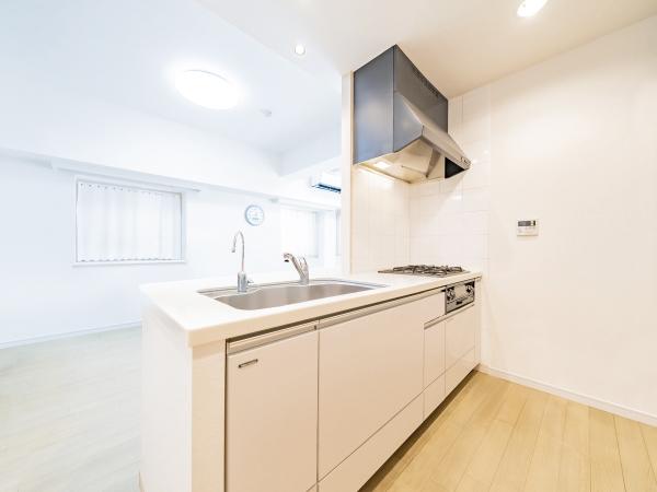 ３か所に窓が設置されているリビングダイニングになります。（CG加工したリフォームイメージです）