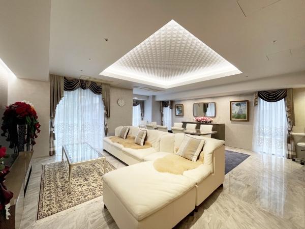 ガラスと石の調和したスタイリッシュな外観