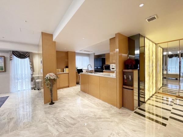 ガラスと石の調和したスタイリッシュな外観