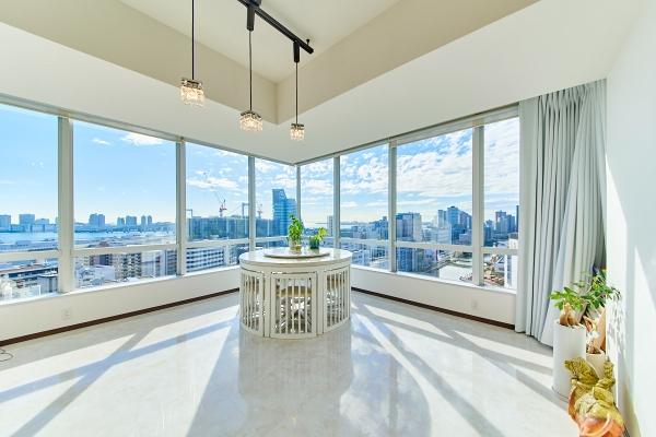 約１８．２帖のリビング・ダイニング　１７階南南西部屋につき日当たり、眺望良好です。