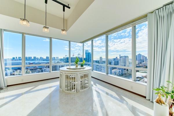 約１８．２帖のリビング・ダイニング　１７階南南西部屋につき日当たり、眺望良好です。