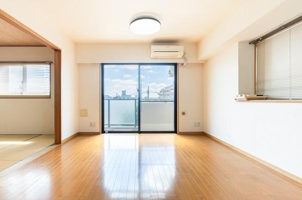 南東向きのリビングダイニング。TES式床暖房付。