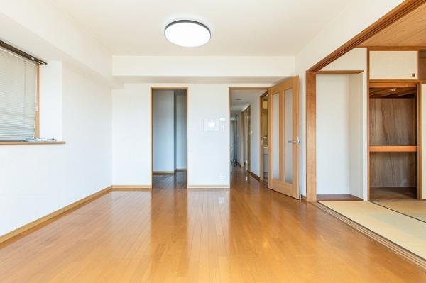 南東向きのリビングダイニング。TES式床暖房付。