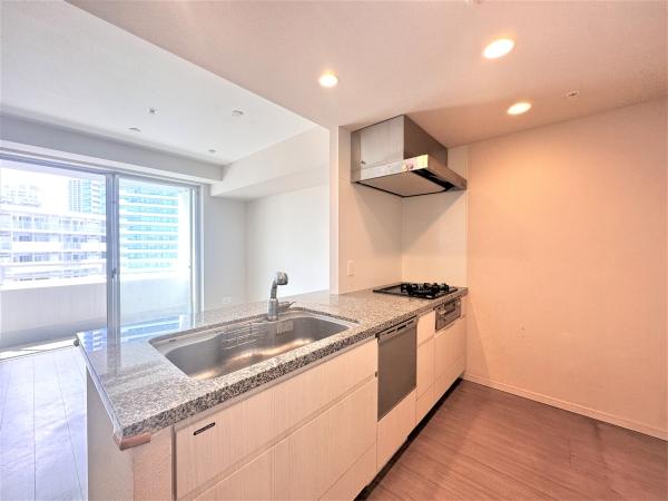 温水式床暖房のあるリビングダイニング