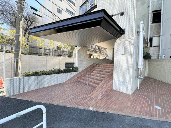 エントランスアプローチ（2018年6月撮影）