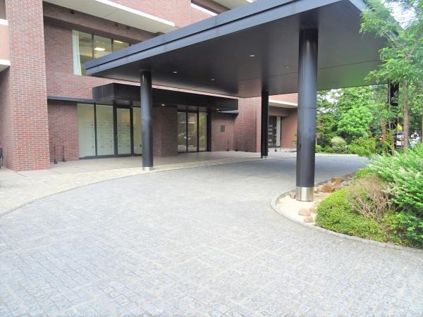 雨の日も乗り降り便利な車寄せの有るエントランスアプローチ