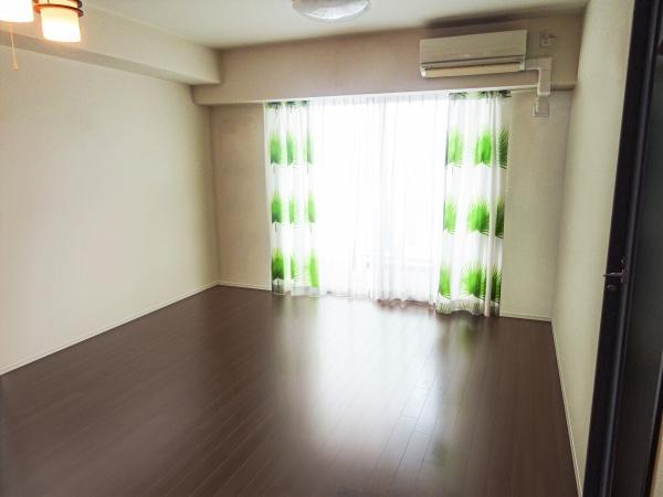 雨の日も乗り降り便利な車寄せの有るエントランスアプローチ