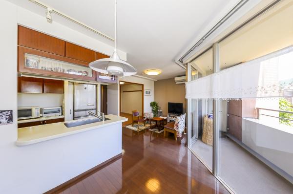 約11.5帖のリビングダイニング　埃を立てず足元から暖める温水式床暖房有