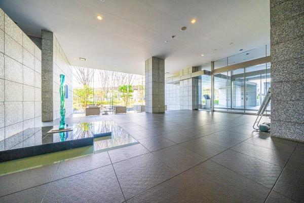 居住者やゲストを迎える、重厚なエントランス