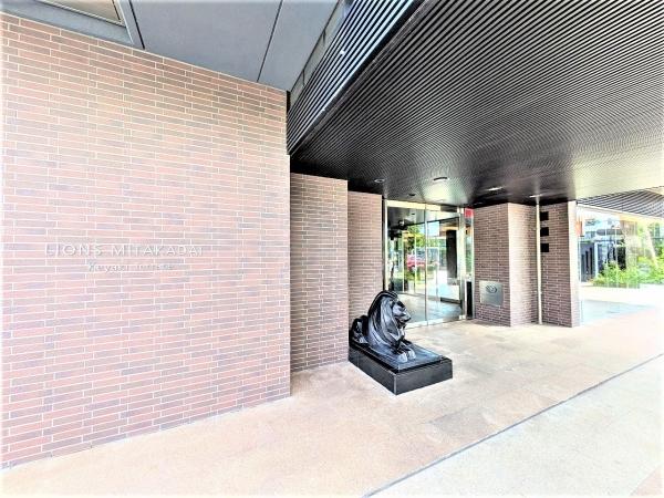 「ライオン像」を配したエントランス