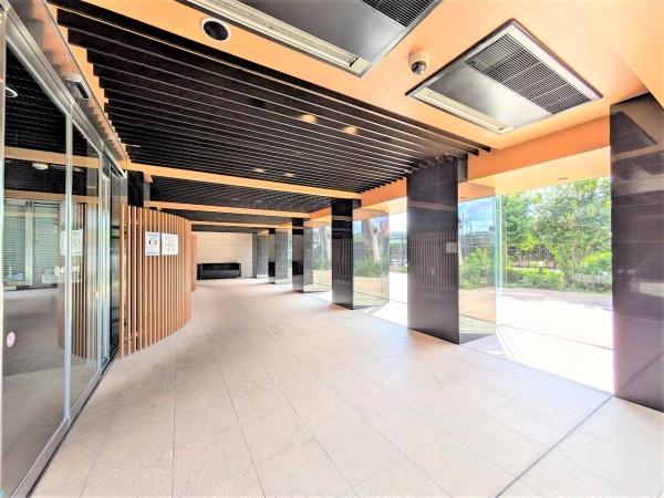 「ライオン像」を配したエントランス