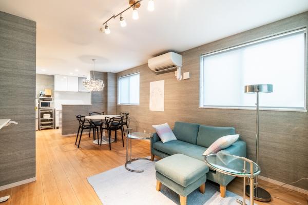 2面採光のリビングルーム（家具・什器等は販売価格には含みません）