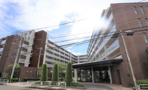 美しい緑に包まれた３棟構成の大規模レジデンス