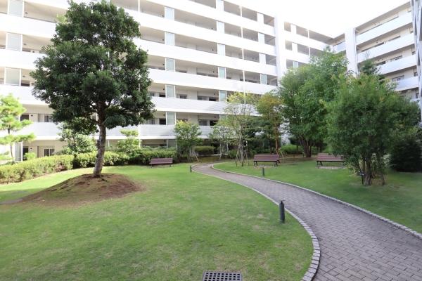 敷地の中心に位置する約800平米超のオアシスガーデン