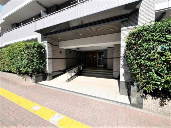 前面はレンガ調ブロック敷きの整備された歩道です