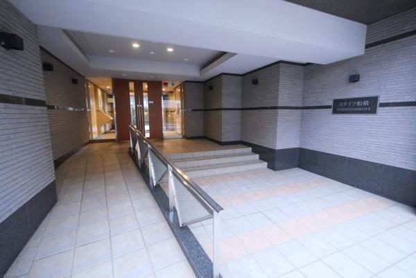 前面はレンガ調ブロック敷きの整備された歩道です